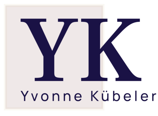 Logo bestehend aus den Initialen YK und darunter dem Namen Yvonne Kübeler jeweils in blau, dahinter ein Rechteck in rosa